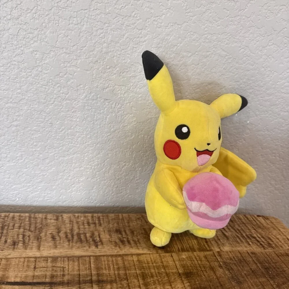 Pokémon 2022 Valentine's Day Pikachu Holding Cupcake 8” Plush Jazwares
